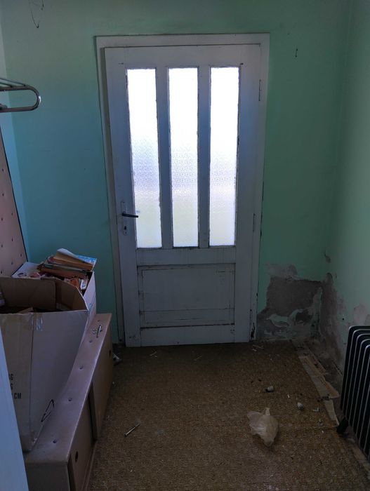 Продава тухлена къща с гараж