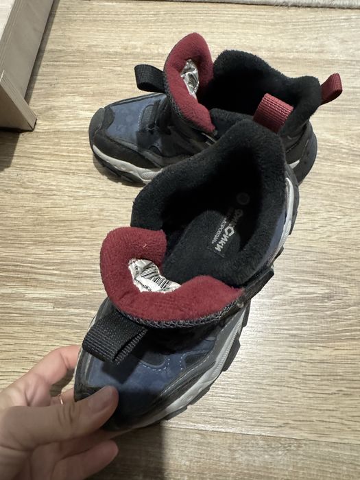 Продам детские осенние кроссовки