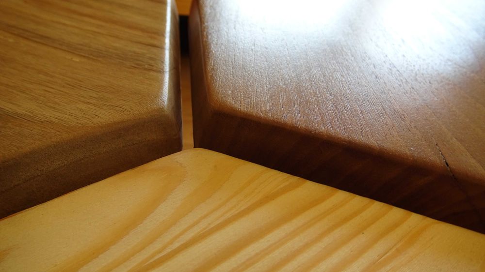 Ръчно изработена помощна маса – шестоъгълна, дърво и метал