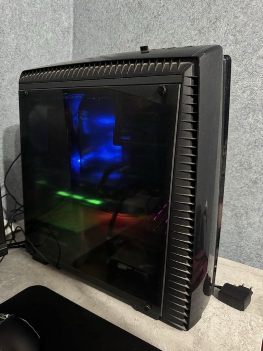 Игровой компьютер, монитор, клавиатура, мышь