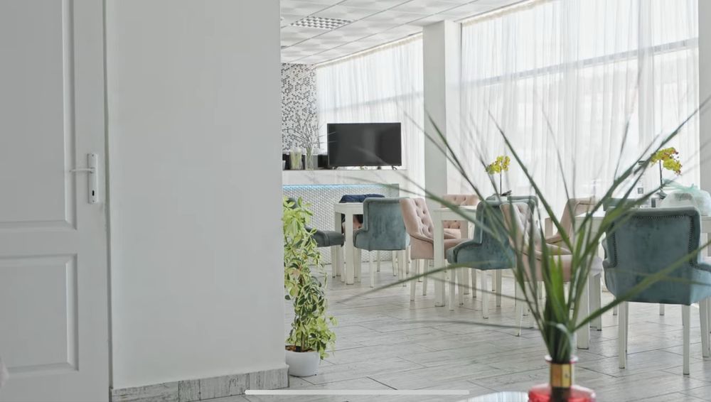 Cladire hotel , birouri , azil, spatii depozitare Borsului