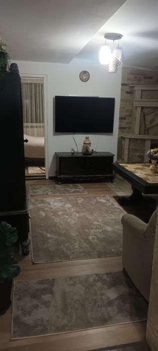 Inchiriez apartament la casa