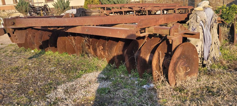 Vand  Disc  tractor
