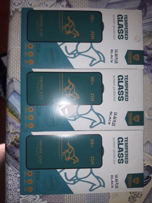 Vand folii de sticlă noi pentru Samsung  galaxy a6 plus  black x3  buc