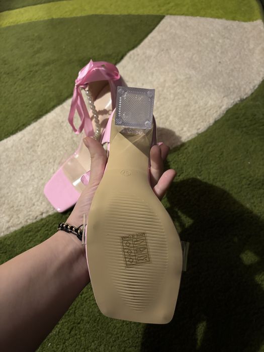 Vand pantofi nepurtati!