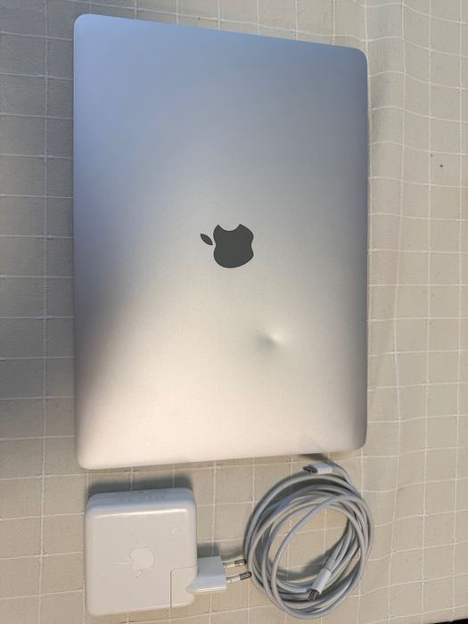 MacBook Pro 13” 2017 + зарядно, работещ, с дефект на дисплея