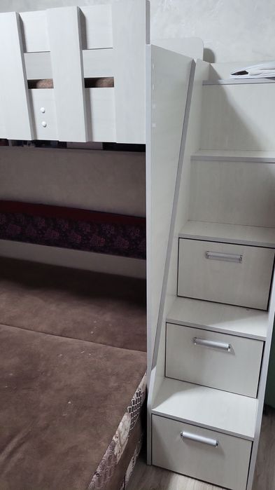 Продам двухярусную кровать.