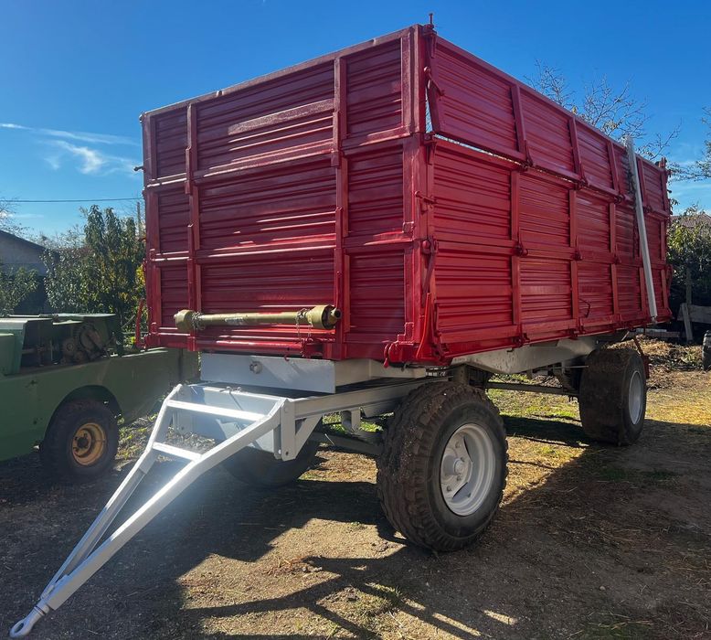 Presă John Deere și Remorcă