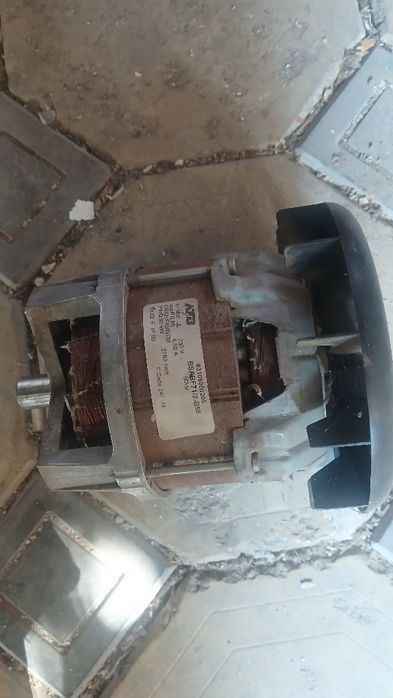 Двигатель мотор от стиральной машины.