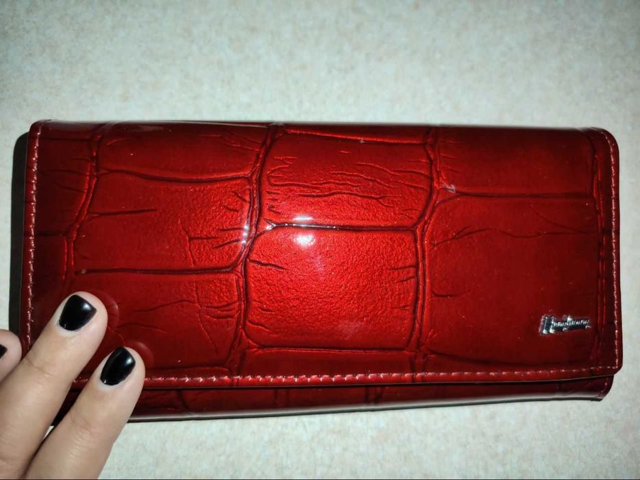 Продам лакированный красный кошелек