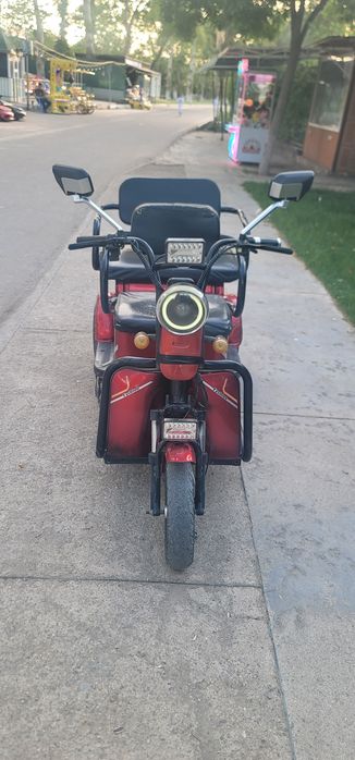 3 oyoqli sketer sotiladi
