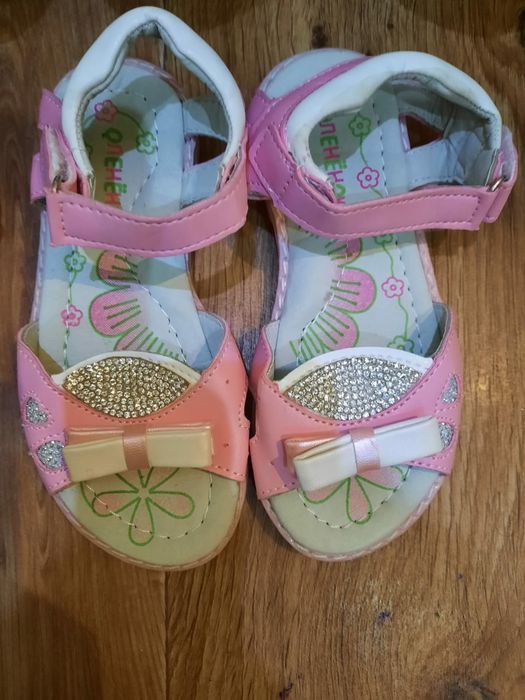 Новые сандали на девочку