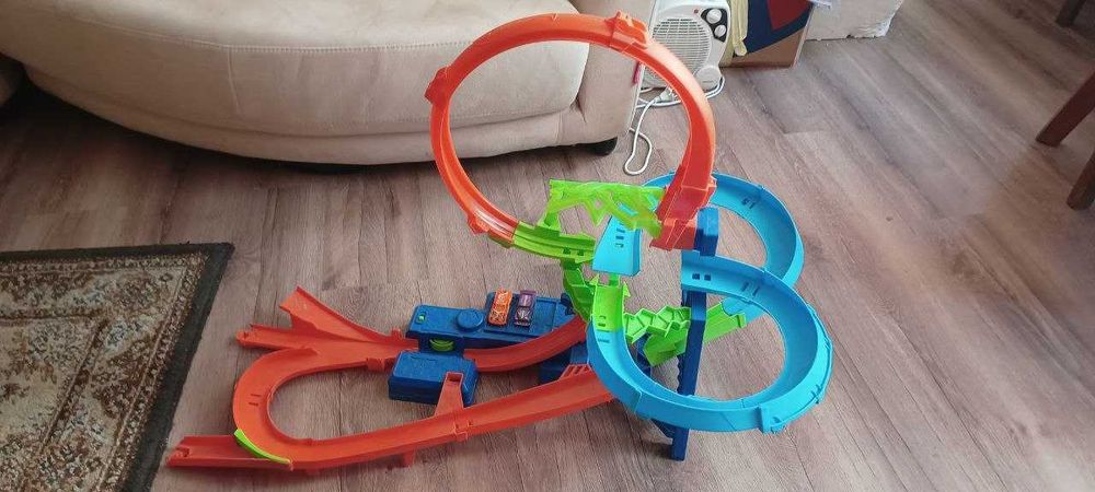 Hot Wheels Stunt Tracks Mid-Air Crash