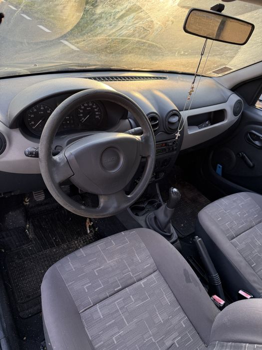 Vând Dacia Logan