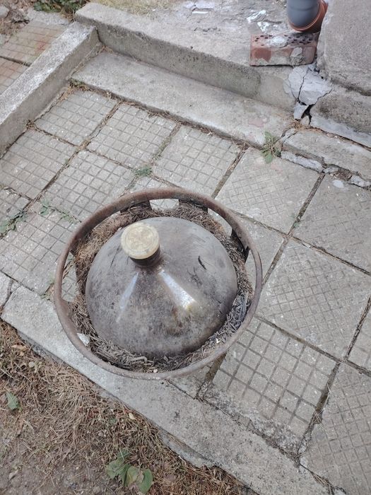 Стара стъклена дамаджана