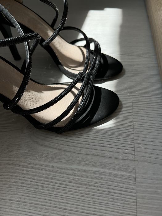 Черни сандали на ток