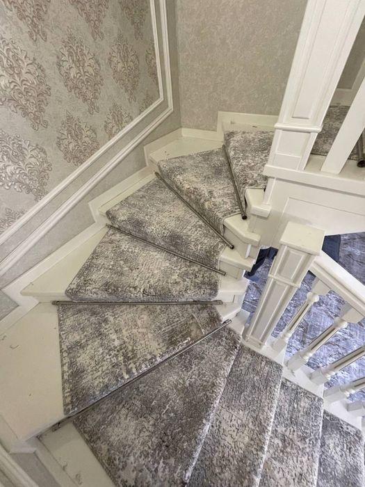 Профессиональная укладка ковролина и дорожек на лестницы в Ташкенте