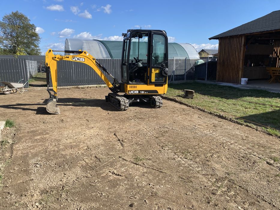 Miniexcavator de inchiriat