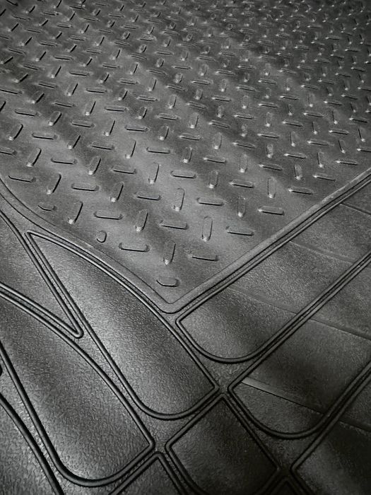 Полик для багажника универсальный