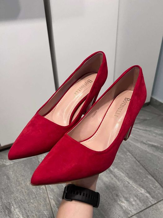 Червени обувки на ток, нови и неползвани