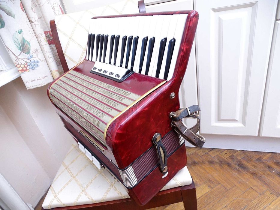 Много запазен стар акордеон Велтмайстер 60 баса