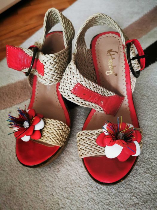 Високи елегантни сандали