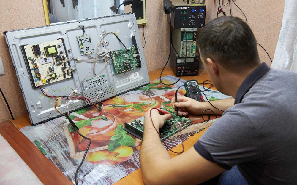 Телевизор мастер. Починка телевизора. Телевизоры обслужив. Мастер настраивает телевизор. Экспертиза электробытовой техники.