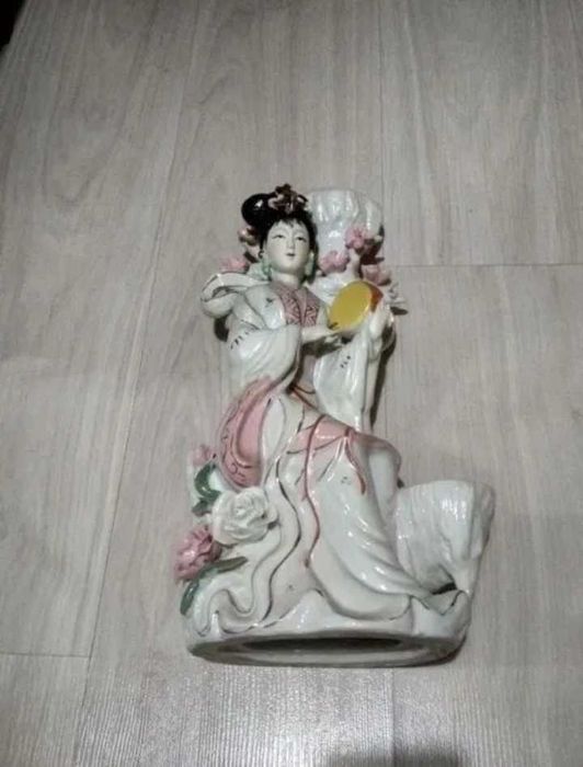 Статуэтка фарфоровая