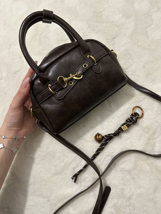 кафява чанта.