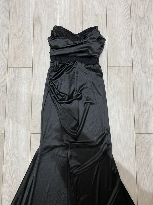 Черна сатенена рокля М