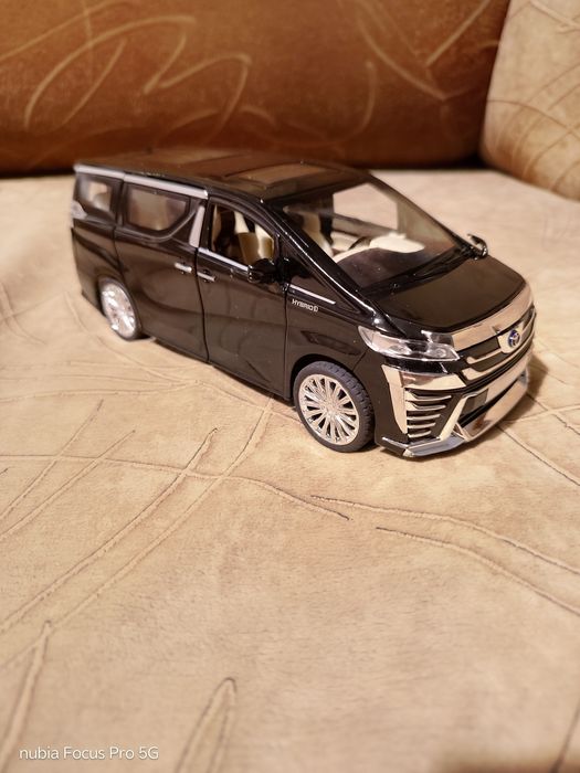 Продам Toyota Velefire моделька металическая