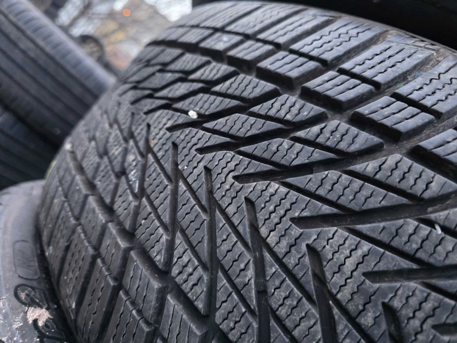 2бр Зимни гуми 245 45 18 - Goodyear - DOT 2023