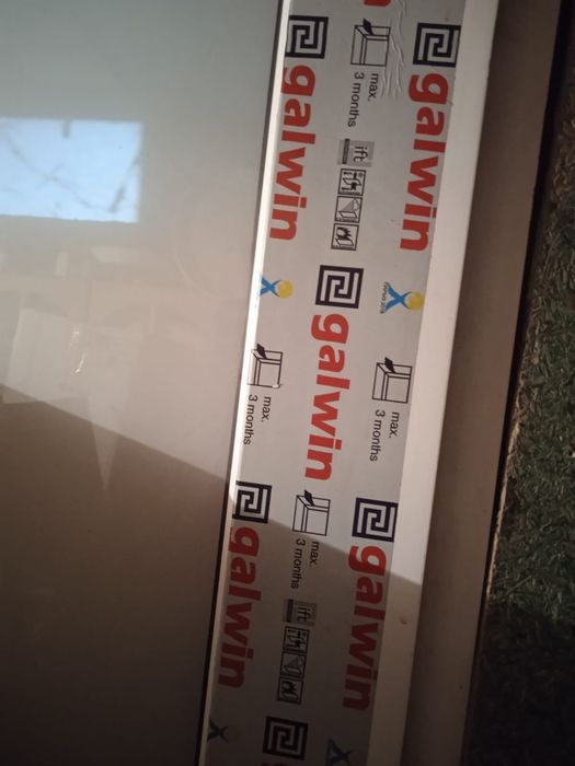 Продам пластиковую дверь