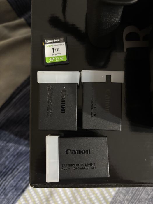 Kit camera mirrorless canon rp cu obiectiv + 3 baterii + card 1tb