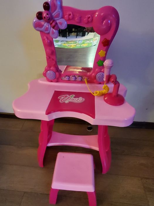 Тоалетка с микрофон, звук, светлина и раница Make-Up ARTIST с гримове