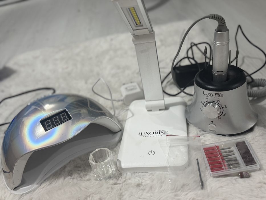 Kit de unghii . Lampa si freza de unghii.