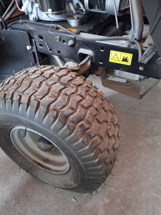 Tractoras tuns gazon Husqvarna