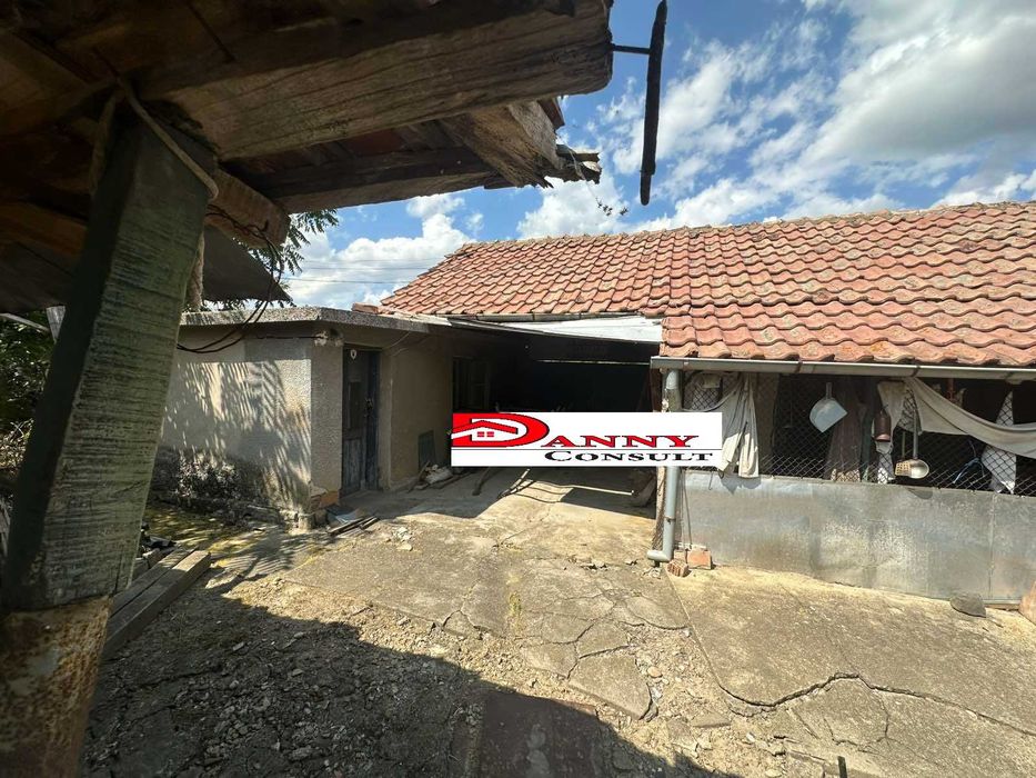 Двуетажна къща с двор и кладенец в с. Караисен