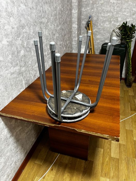Продается стол +2 стул в подарок