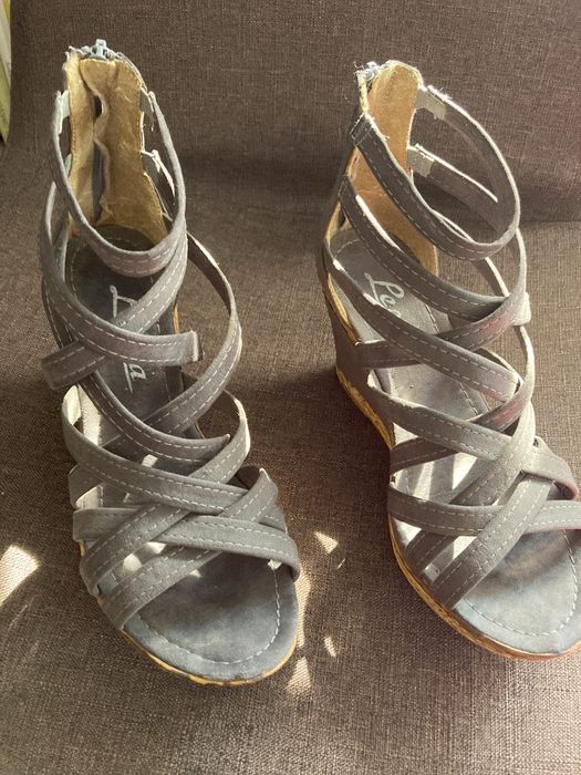 Дамски сандали в сиво
