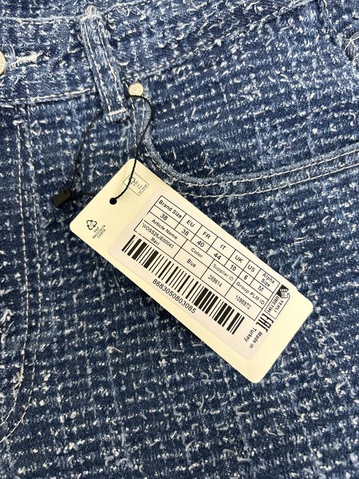 Чисто нови дънки със етикет