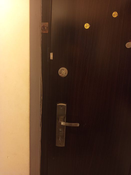 Продавам масивна входна врата със двойно заключване