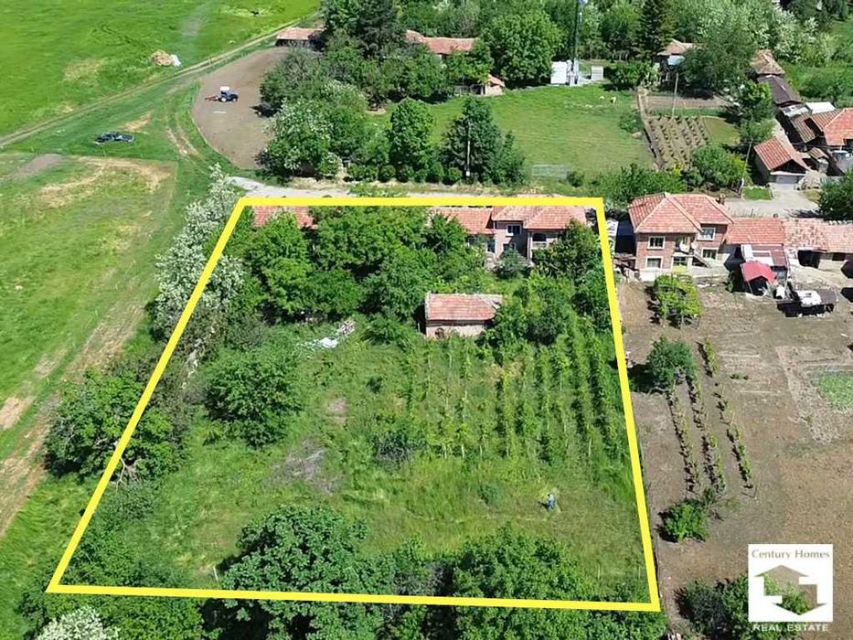 145321 Здрава двуетажна къща, с лятна кухня и стопански постройки, в с. Масларево
