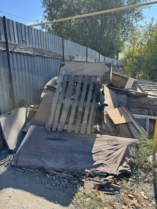 Дрова и рамы оконные