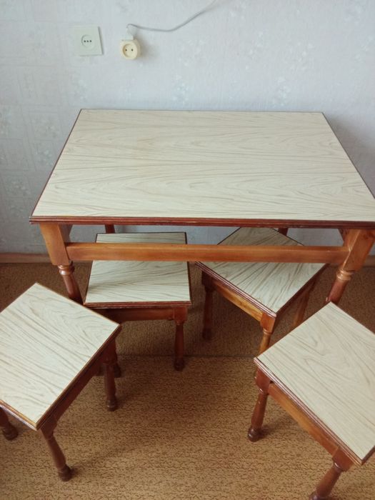 Кухонный стол из дерева