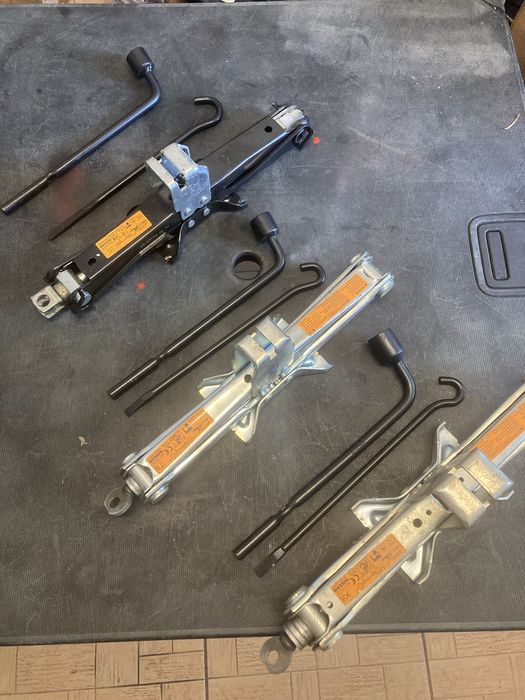 Set Cric Cheie Roti Coarba Nissan Qashqai Juke Renault Kadjar Dacia Duster Mazda CX3 CX30 CX5 CX60 Honda CRV CHR Toyota Rav 4 Corolla Cross Suzuki