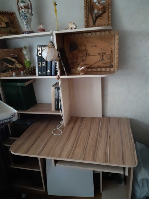 Стол письменный с полками