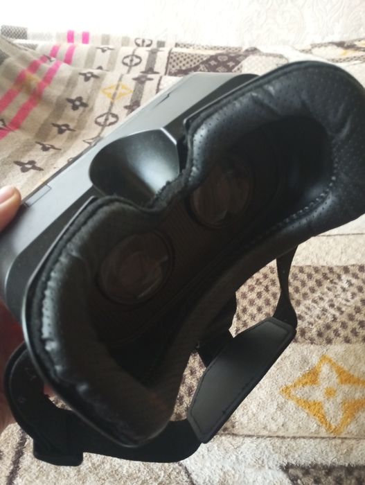 Продаются VR-очки.