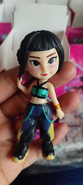 Figurina K-POP Demon Hunter Rumi, Mira si Zoey