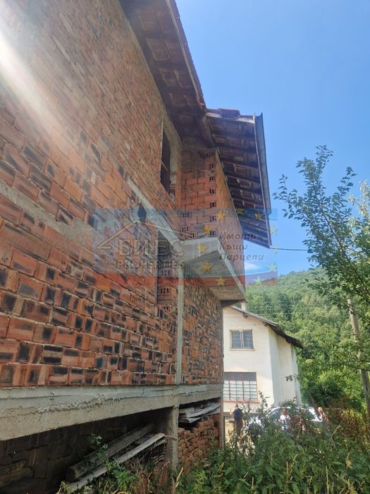 Масивна къща в село Чепино